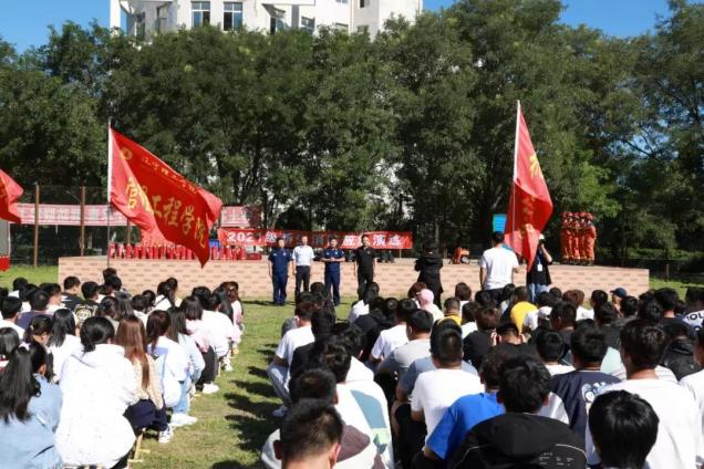 學(xué)校開展消防安全知識(shí)培訓(xùn)及應(yīng)急演練