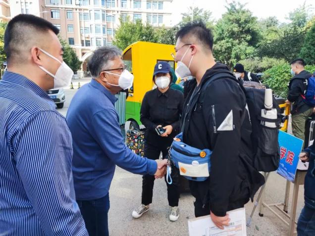 歡迎回家！校領(lǐng)導(dǎo)看望首批順利返校學(xué)生 實(shí)地檢查疫情防控工作