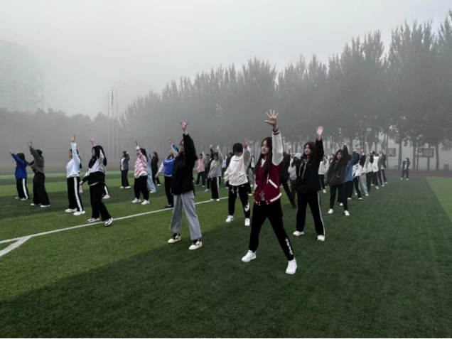 《中國青年網(wǎng)》報道我校：推進“五育并舉”開展陽光晨跑活動