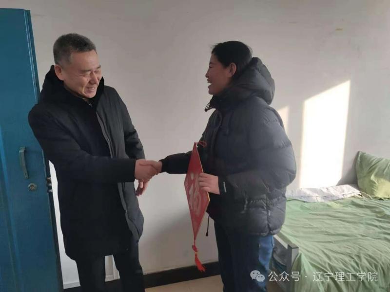 瑞蛇攜福到 除夕暖情長丨黨委書記康軍平帶隊(duì)看望慰問春節(jié)期間堅(jiān)守崗位的教職員工