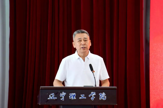 學(xué)校召開全面從嚴(yán)治黨暨 “七一” 表彰大會