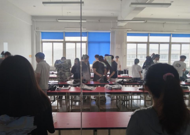 我校組織學生對新生軍訓服進行公開招標